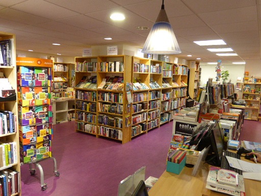 Vu-vitrine-librairie-antidote-parthenay-02